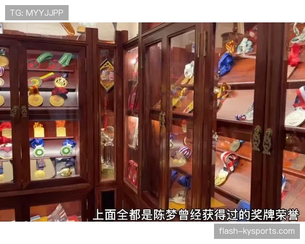 陈梦家的冰箱里塞满了冠军奖杯，饮料都没地儿放